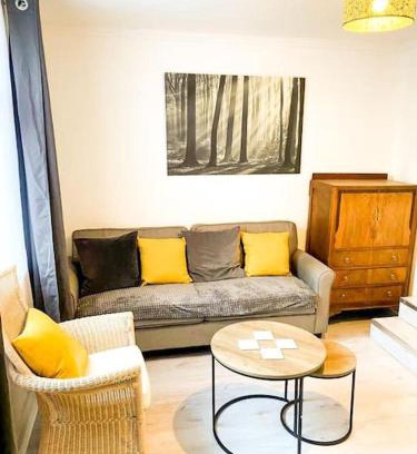 Gravesend Apartamento | Gravesend 2 Bedroom Spacious Stylish Apartment - Sleeps upto 6 - 2 Min Walk to Station
