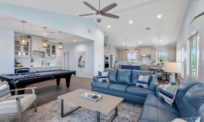 Hackberry Casa | Gray Goose at the Water