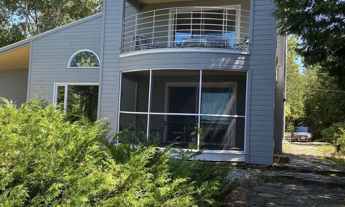Sturgeon Bay Casa | Grey Gull Cottage-Waterfront Home