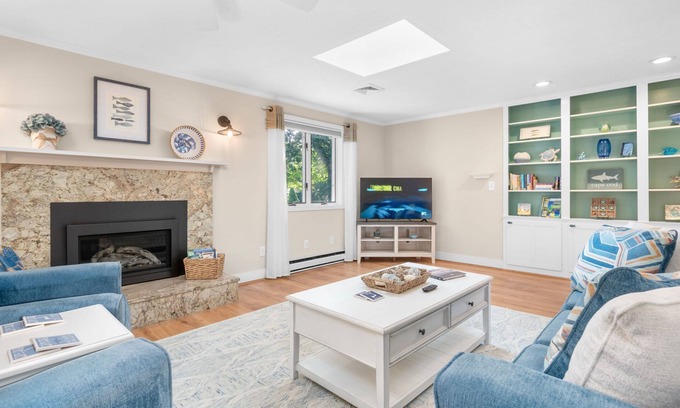 Yarmouth Port Casa | Gray's Getaway: Dog-Friendly Cottage Near Beach