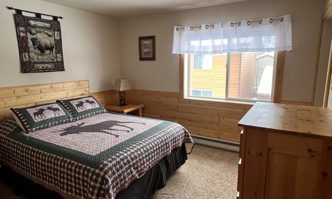 West Yellowstone Cabina | En la ciudad, a 6 cuadras de Yellowstone, a pie de tiendas y restaurantes, cocina completa