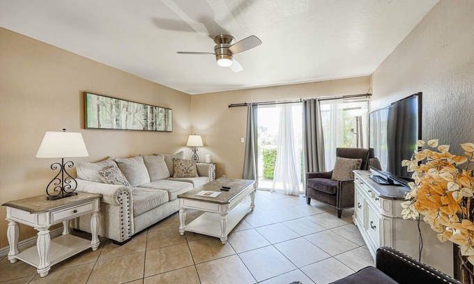 Fashion Square Apartamento | Great 2BR FULL CONDO w/Pool by FS Mall & Bars