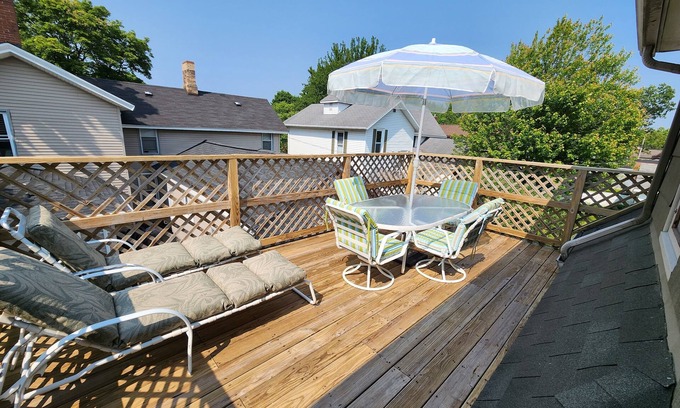 Manistee Casa | Great 3-bedroom House close to town and beaches, in Manistee , deck, WiFi and AC