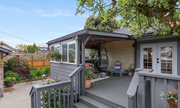 North End Casa | Great 5 bd House in historic N Tacoma. Convenient location, Game room, parking,