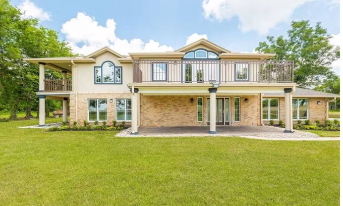 Iowa Colony Casa | Great 5 Bedroom Bungalow Sitting in 3 Acre Lot