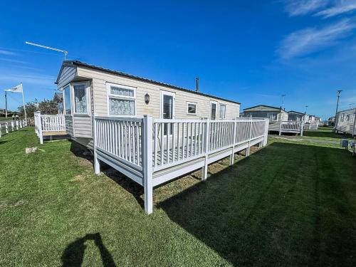 Caister-on-Sea Otro | Great 8 Berth Caravan With Decking Area, Near To Caister Beach Ref 65054Eb