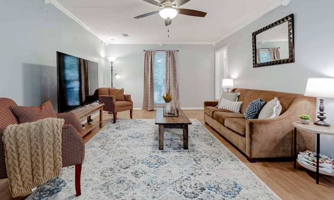 Irmo Casa | Great Back Yard! Midtown- Stay at the Dew Drop Inn