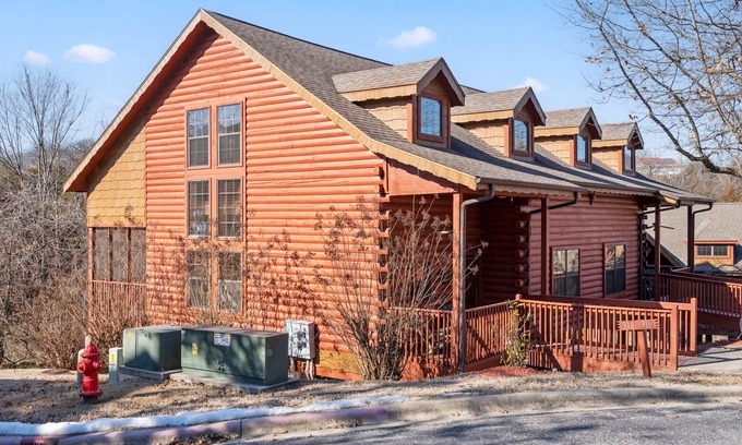 Branson Theater District Cabina | Great Cabin, Close to the Pool, Relaxing Views! 2 Minutes to Tanger Outlets!