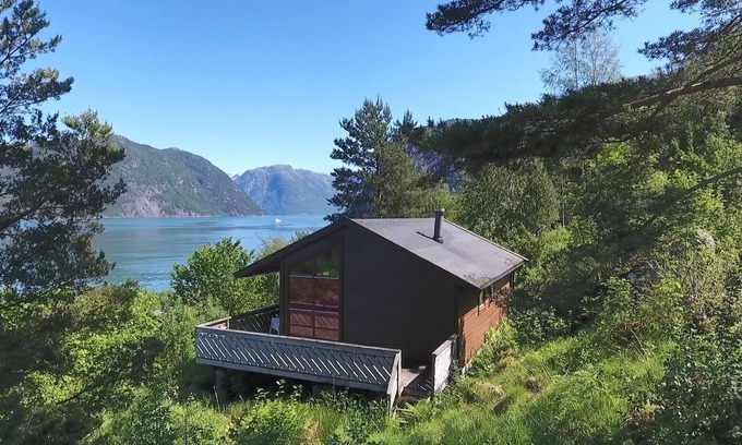 Kvinnherad Casa | Great cabin on the Harangerfjord, magnificent fjord panorama, 20 hp motorboat for hire!