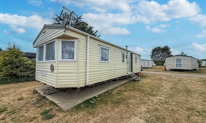 Hopton Casa | Great caravan at Breydon Water Holiday Park, ref 10086B