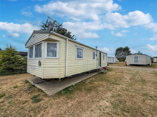 Hopton Otro | Great Caravan At Breydon Water Holiday Park, Ref 10086B