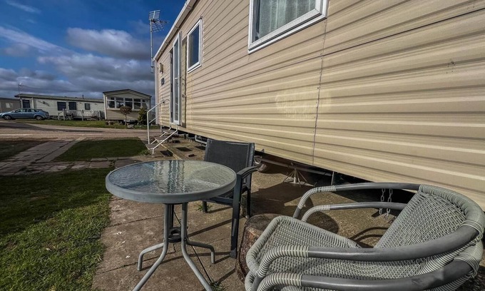 Harwich Casa | Great caravan with modern furnishings at Dovercourt Holiday Park ref 44007D