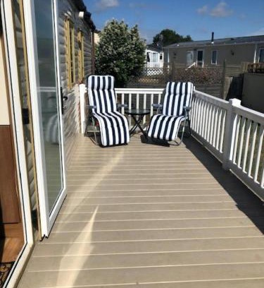 Harwich Otro | Great Caravan With Decking And Wi-Fi At Dovercourt Holiday Park Ref 44002F