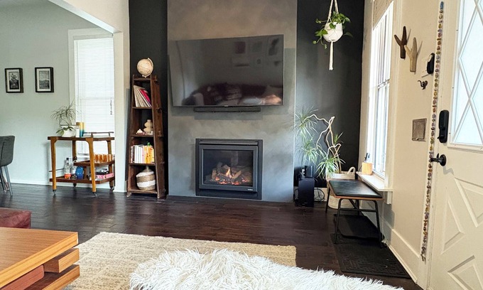 Lincoln Park Casa | Great city location: entire house