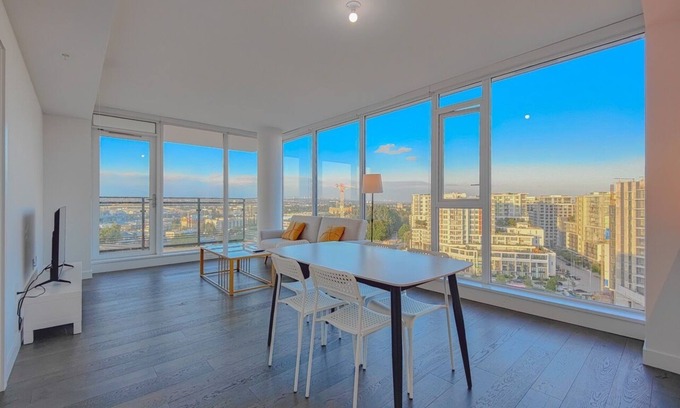 Golden Village Apartamento | GREAT CITY VIEW! Modern and Spacious 2 BDR Condo