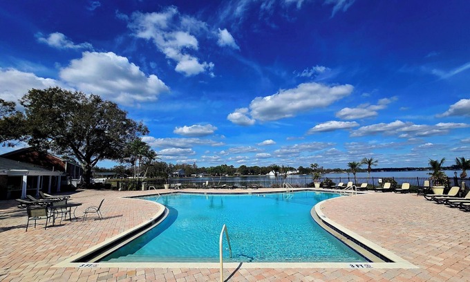 Lake Magdalene Condominio | Excelente condominio cerca de Busch Gardens !!