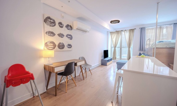 Quartier des Spectacles Apartamento | Great condo for 4 guests with parking