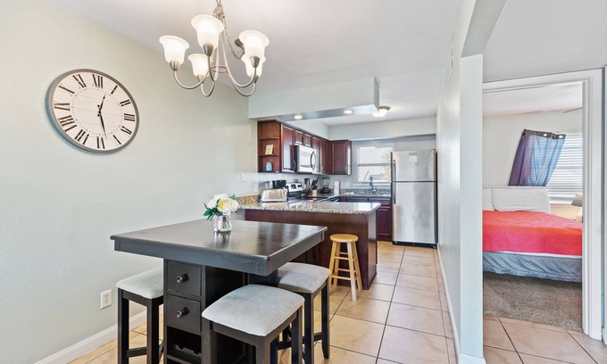 Pensacola Beach Condominio | Great condo in Villas by the Gulf A-2! Sleeps 6-8! 3 min walk to the beach!!