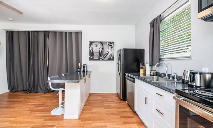 Buena Vista Cabaña | Great cottage in Design District - Renovated - King bed - Sofa bed - Hot tub!