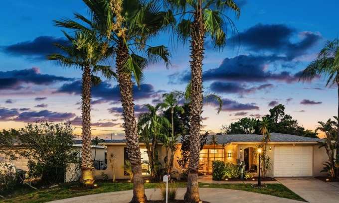 Regency Park Casa | NUEVO!Remodelado, todo nuevo, hogar amueblado con buen gusto con piscina.