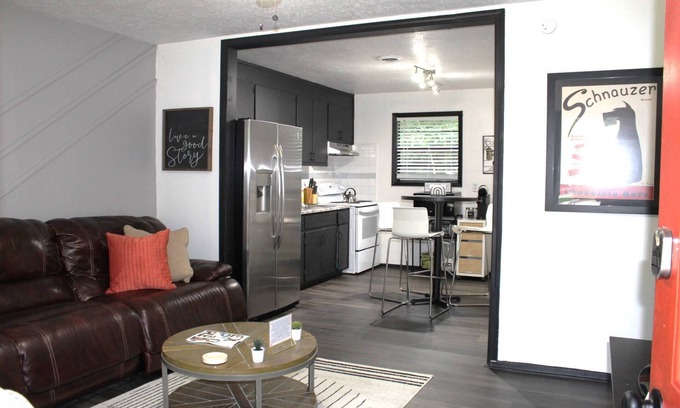 McDonough Apartamento | Great Extended Work Stays-Pet-Friendly Cozy 2BR, Driveway Parking, 30M from Downtown Atlanta