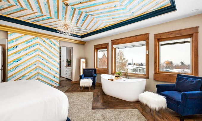 Great Falls Casa | Great Falls Luxe Haven: 4BR, Gym, Office & Hot Tub