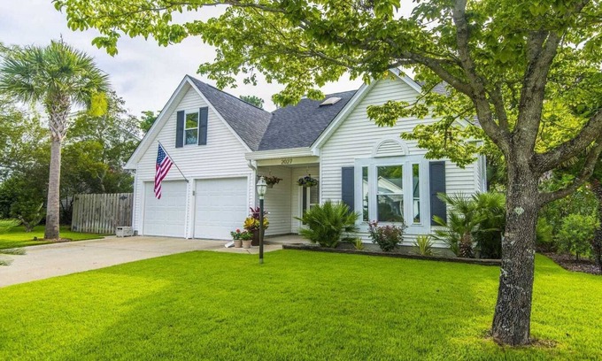 Mount Pleasant Casa | Great family home with private pool - 5 min from beach!!