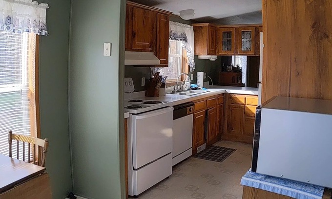 Cambridge Casa | Great family lake getaway and/or hunting retreat
