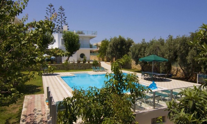 Kato Galatas Villa | Villa familiar de lujo / pasos de playa y pueblo, piscina privada y jardín, BBC