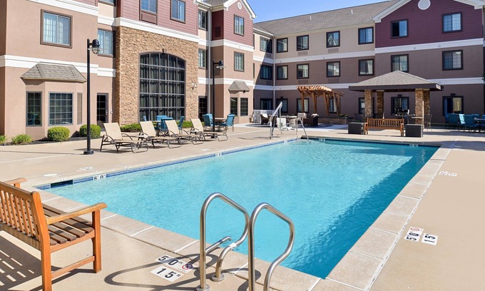 O'Fallon Apartamento | Great for Business Travelers! Pool + Gym