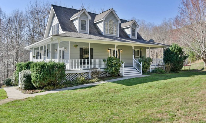Hendersonville Casa | Great for families - sleeps 15! Starlink Internet! Pet friendly!