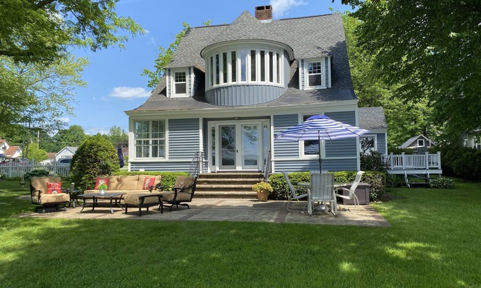 Greenhurst Casa | Great for families! Newly remodeled lakefront home. Big yard + lots of lake toys