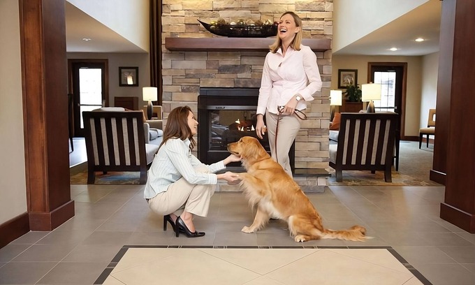 Las Colinas Hotel | Great for Groups!Full Kitchen, FREE Breakfast, Pool, Parking, Pets Allowed!