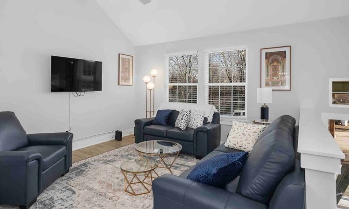 Claycomo Casa | Great for Groups Sleeps 8 King Beds|Worlds Of Fun
