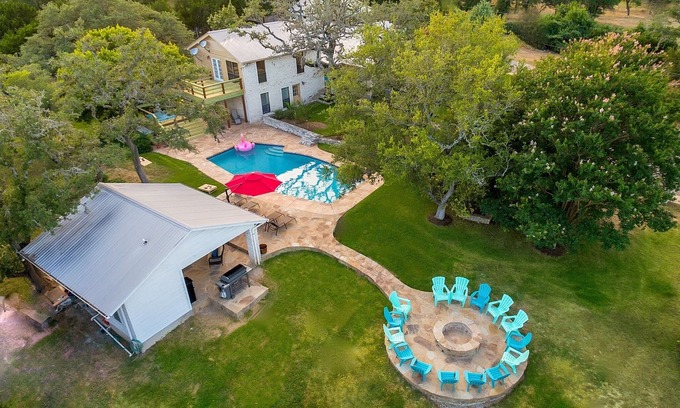 Dripping Springs Casa | Dripping Springs Retreat Sleeps 20+, Hot Tub, Fire Pit, Tennis Court and Privacy