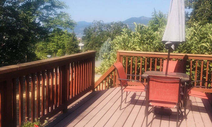 Mt. Hood - Columbia River Gorge Casa | Great Gorge Getaway - Gran terraza y patio - Vistas al río - $ 869 / semana