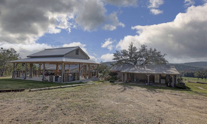 Hunt Casa | Great Guadalupe River Access! Outdoor Firepit, Pavilion & wood burning stove!