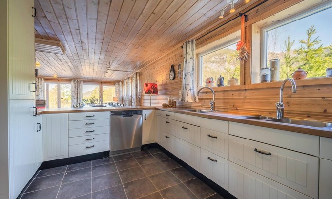 Kviteseid Casa | Great home for large groups in Vrådal