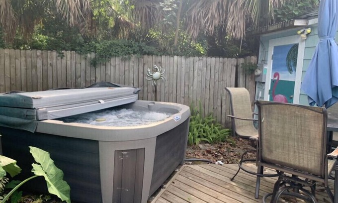 Warrington Apartamento | Great Hot Tub Studio size Bungalow for two