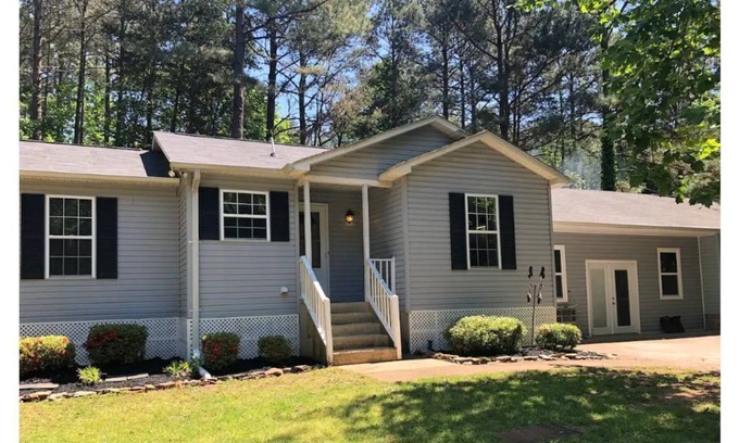 Mooresville Casa | Great House across the road from Lake Norman. Near State Park 4 hiking & Lake