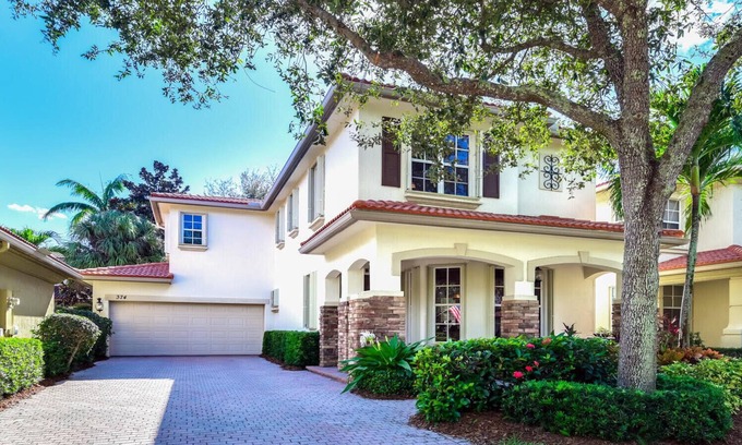 Palm Beach Gardens Casa | Great house in an upscale gated community.
