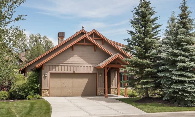 Eden Casa | Great House Value 6 bdr 4 bath Book Winter Now