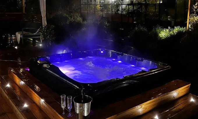 Nacka Municipality Casa | Great house with luxorious outdoor hot tub. Located in beautiful Saltsjöbaden.