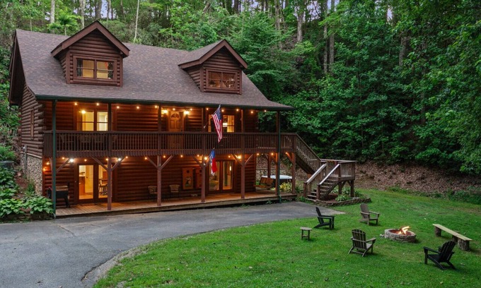 Marion Cabina | Great Life At Grants Mountain Hot Tub-Fire Pit-WiFi-Fireplace