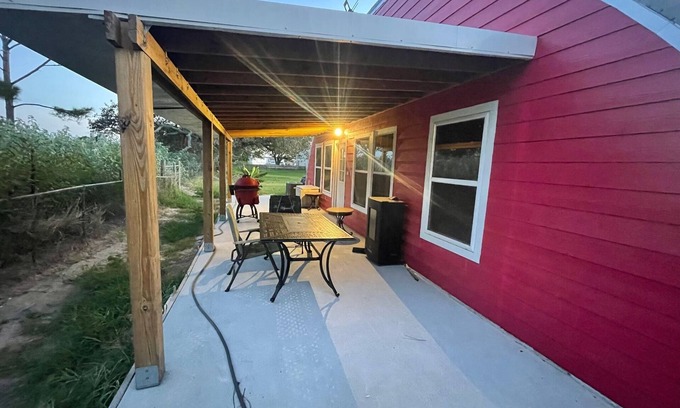 Aransas Pass Cabaña | Great little cottage tucked away from busy road. Plenty of parking for boat.