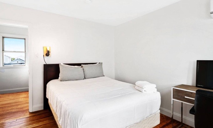 Ventnor City Apartamento | Great Located 3BR w/Parking, 8min Walk to Beach