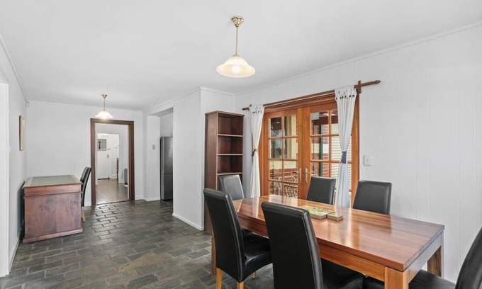 East Victoria Park Casa | Great location, family and pet friendly home. Big yard. Parking