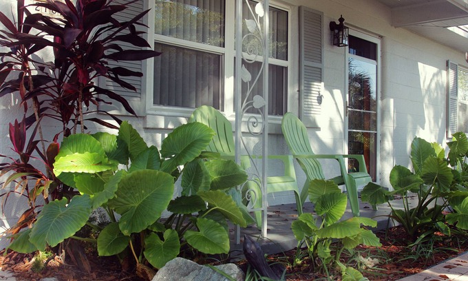 Long Meadow Casa | Excelente ubicación, 2 recámaras, 2 baños, patio privado.