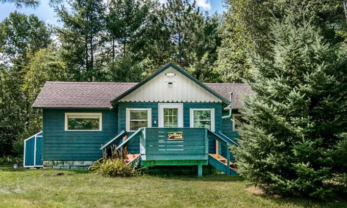 Wilmington Cabina | 🌲Great Location! 55" TV/Screened Porch/Stone Firepit/Grill