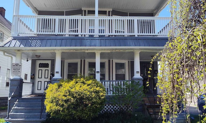 Cleveland Apartamento | Great location: Close to Case, UH, Cleve Clinic, Little Italy, museums, & more